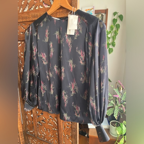 Vince wisteria floral print, 100% silk, long sleeve top - Picture 4 of 9